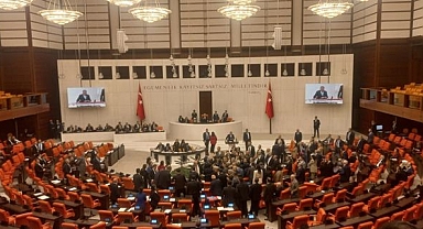 TBMM Genel Kurulu'nda Alkış Arbede Çıkardı: Muhalefet Salonu Terk Etti!