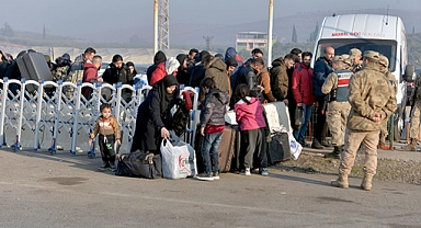 Ülkelerine dönen Suriyeliler, Cilvegözü Gümrük Kapısı’nda yoğunluk oluşturdu