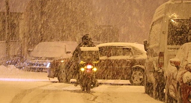 Van'da kar yağışı etkili oldu; Van-Bahçesaray karayolu geçici olarak trafiğe kapatıldı