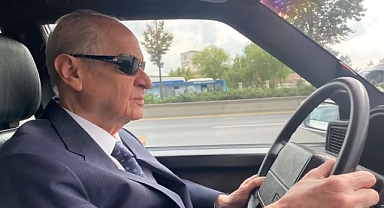 Bahçeli, klasik otomobilinde Ferdi Tayfur'u andı