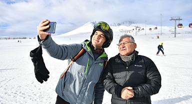 Başkan Büyükkılıç, Erciyes’te Turistlerle Buluştu: Kayak Merkezi Göz Dolduruyor