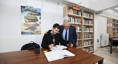 Başkan Büyükkılıç, Erkilet Kütüphanesi’nde Gençlere Eğitim Desteği Verdi