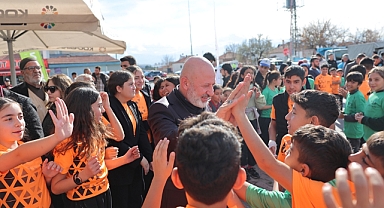 Başkan Çolakbayrakdar, Boztepe'ye Voleybol ve Halı Saha Müjdesi 