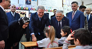 Büyükkılıç, Akar ve Çiçek, Öğrencilerin Karne Sevincine Ortak Oldu