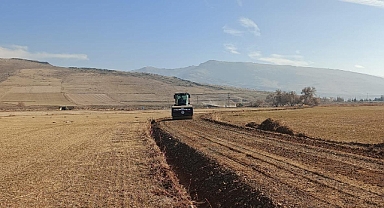 Büyükşehir, Kırsalda Çamurlu ve Bozuk Yol Sorununu Çözerek Ulaşımı Kolaylaştırıyor