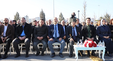 Büyükşehir Sanat Galerisi’nde ‘Ulu Çınarların Gölgesinde Anılarla Filizlenen Değerler’ Sergisi Açıldı