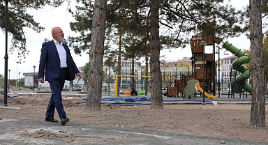 ÇEVRECİ BAŞKANLA KOCASİNAN’DA YEŞİL ALANLAR MODERNLEŞİYOR