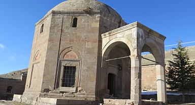 Havadan Külliyesi’nde Esmaül Hüsna ile Bezenen Türbe Ziyaretçileri Büyülüyor