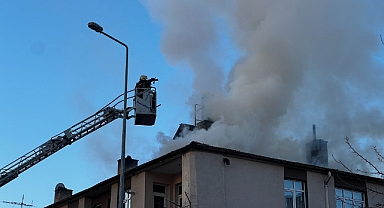Kayseri’de 2 katlı binanın çatısında çıkan yangın, söndürüldü