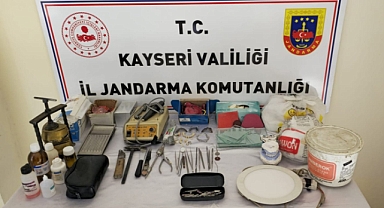 Kayseri'de Diplomasız Diş Hekimliği Yapan Şahsa Operasyon: 42 Adet Diş Malzemesi Ele Geçirildi