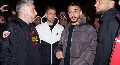Kayserispor taraftarı kulüp tesislerinde futbolculara tepki gösterdi