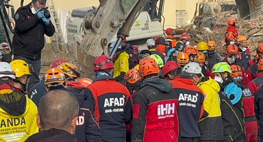 Konya'da çöken 4 katlı binanın enkazında 1 kişi öldü, 1 kişi aranıyor; 4 gözaltı