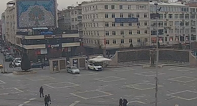 Türkiye genelinde ve yurt dışındaki Türk temsilciliklerinde bayraklar güneşin batışına kadar yarıya indirildi.