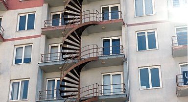 Yangın Merdivenlerinde Eşya Bulundurmak Hayati Tehlike Arttırıyor