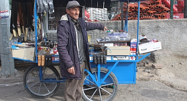 40 Yıldır Seyyar Tezgahında Çakmak Tamir Ediyor