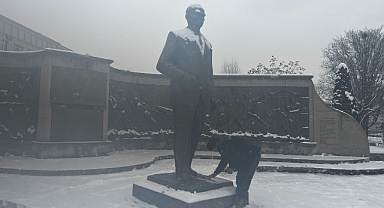 Atatürk Anıtı'nın üzerindeki karları temizledi