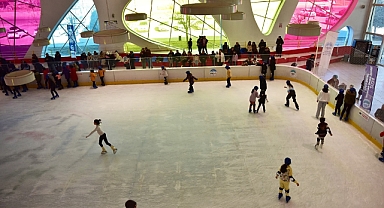 Büyükşehir'den Öğrencilere Karne Hediyesi: Ücretsiz Buz Pateni Keyfi