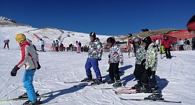 Denetimli serbestlikten yararlanan 15 çocuğa kayak eğitimi verildi