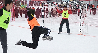 Erciyes'te, Kar Hentbol Şampiyonası düzenlendi