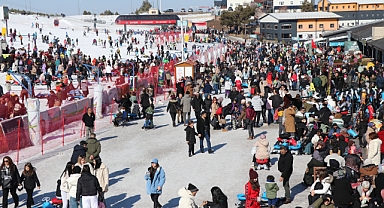Erciyes’te Sömestr Yoğunluğu: Tatilciler Kayak Keyfi Yaşadı