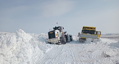 Kayseri Büyükşehir Belediyesi, Karla Mücadelede Özverili Çalışmalarını Sürdürüyor