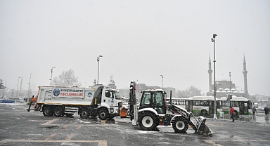 Kayseri Büyükşehir Belediyesi'nden Kış Temizliği: Parklar ve Kaldırımlar Güvenli Hale Getiriliyor