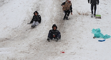 Kayseri'de çocuklar, naylon, tepsi ve leğenlerle kaydı