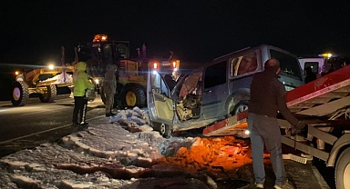 Kayseri'de iş makinesi ile hafif ticari araç çarpıştı: 2 ağır yaralı