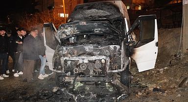 KAYSERİ 'de park halindeki öğrenci servis minibüsü alev aldı