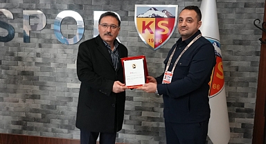 Kayseri Valisi Gökmen Çiçek’e 38 Ayar Altından Plaket Takdim Edildi