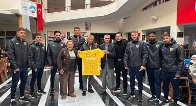Kayserispor’dan Huzurevi Ziyareti: Sarı Kırmızı Heyet Ulu Çınarlarla Buluştu