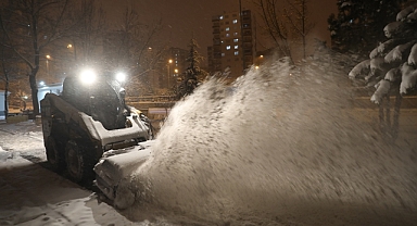 Kocasinan Belediye Başkanı Çolakbayrakdar, Yoğun Kar Yağışıyla Mücadele İçin 24 Saat Çalışıyor