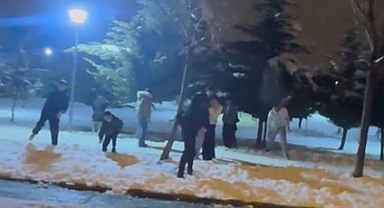 Melikgazi’de Kartopu Maçı: Gençler Polisleri Mağlup Etti!