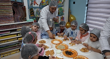 Minikler Kütüphanede Kurabiye Tasarladı