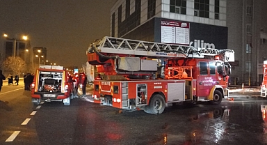 Mobilya Mağazası Deposunda Yangın: 5 Öğrenci Dumandan Etkilendi