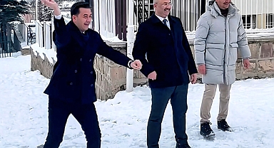 Yahyalı Kaymakamı ve İlçe Milli Eğitim Müdürü Öğrencilerle Kar Topu Oynadı