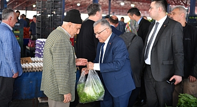 Başkan Büyükkılıç, Hürriyet Mahallesi’ni Ziyaret Etti, Pazarcı Esnafıyla Bir Araya Geldi