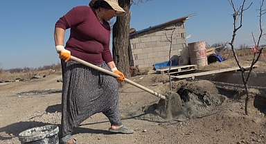 Kocasının düşmesi ile başladığı inşaat işçiliğinde usta oldu