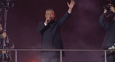 Özgür Özel, Saraçhane'deki İBB binasının önünde konuştu