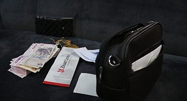 Yol kenarında bulduğu 300 bin TL’lik ziynet eşyası ve çek dolu çantayı sahibine teslim etti