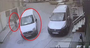 El freni çekilmeyince hareket eden hafif ticari araç, kaldırıma çıktı; o anlar kamerada