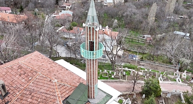 Gesi’de Cam, Demir ve Tuğladan İnşa Edilen Minareler Dikkat Çekiyor