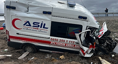 Hasta taşıyan ambulans, kamyonetle çarpıştı: 6 yaralı