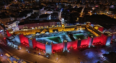 Kayseri Büyükşehir’den Otizm Farkındalığına Kırmızı Işık Desteği