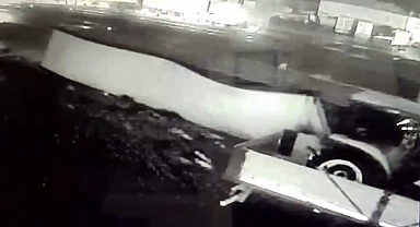 Sebze yüklü TIR'ın devrildiği kaza, güvenlik kamerasında