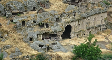 Duvarları tasvirli kayadan oyma kilise, turizme kazandırılmayı bekliyor
