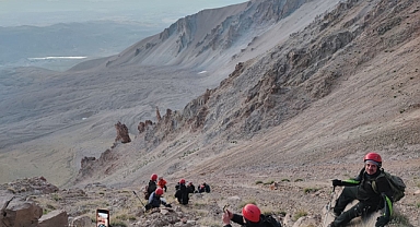 Erciyes’te Zirve Heyecanı Devam Ediyor: 3 Bin 917 Metrede Eşsiz Manzaralar