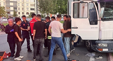 Kayseri'de refüjdeki ağaca çarpıp sıkışan kamyonun sürücüsü kurtarıldı