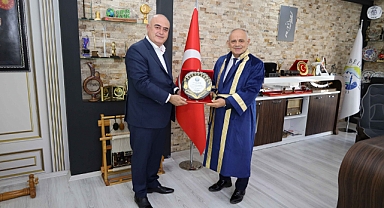 Yılın Fahri Ahisi Başkan Esat Öztürk’e Kaftan Giydirildi