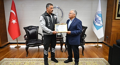 Başkan Büyükkılıç, Hayat Kurtaran Güvenlik Görevlisini Ödüllendirdi
